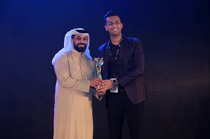 Harshil receiving the JWA Industry Innovation Award 2021 from Mr Ahmed Bin Sulayem, the Executive Chairman and CEO of DMCC.