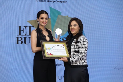 Dia Mirza awarding Pooja Sheth - ET Business Icon Award 2020