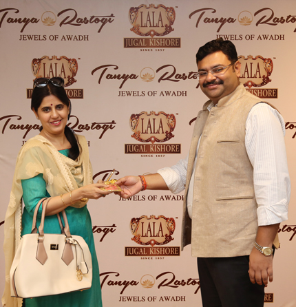 Ms. Meenu Maniktala, a winner of Swarna Ratri contest recieving the Gold Coin from Arpit Rastogi, Director, Lala Jugal Kishore Jewellers