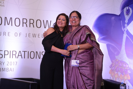 Mrs. Pandya felicitates Shimul Vyas (NID) at Design Inspirations 2017