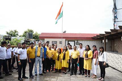 Vaibhav Saraf, Director, Aisshpra Gems & Jewels  with the Aisshpra family at the flag hoisting ceremony as a part of 'Ek Shapath Desh ke naam'campaign