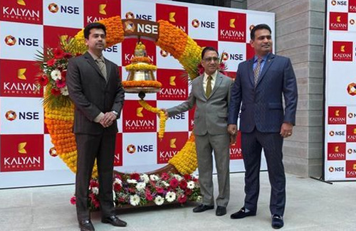 T.S. Kalyanaraman, Chairman and Managing Director, Kalyan Jewellers (center) ringing the opening bell along with his sons, Ramesh Kalyanaraman (left) and Rajesh Kalyanaraman (right)