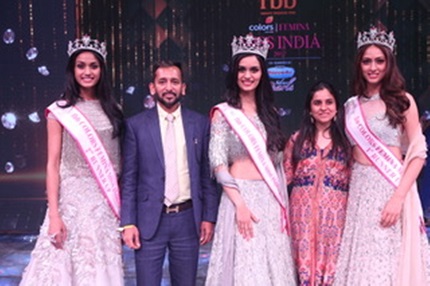 Snehal Choksey, Director, Shobha Shringar Jewellers along With Nisha Choksey with Femina Miss India 2017 Winner Manushi Chillar and Runner up winners Sana Dua and Priyanka Kumari